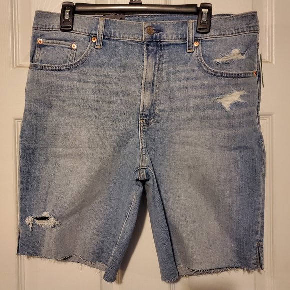 NWT Gap stretch bermuda distressed cutoff denim shorts. Size 32/14. Light Wash. - Picture 1 of 4